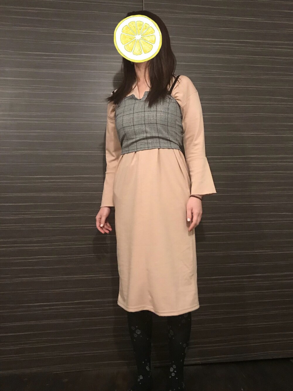 「アラフォー、ジャージー素材、Aqua Garage、チル、ピンクベージュ、グレンチェック、ドラフトナイキ、ナイキ」｜「CHILLEのグレンチェックビスチェ（キャミソール、ブラック系）」を使った、ちゃーまぁさん（レディース・162cm）の冬コーディネートの1枚目の写真
