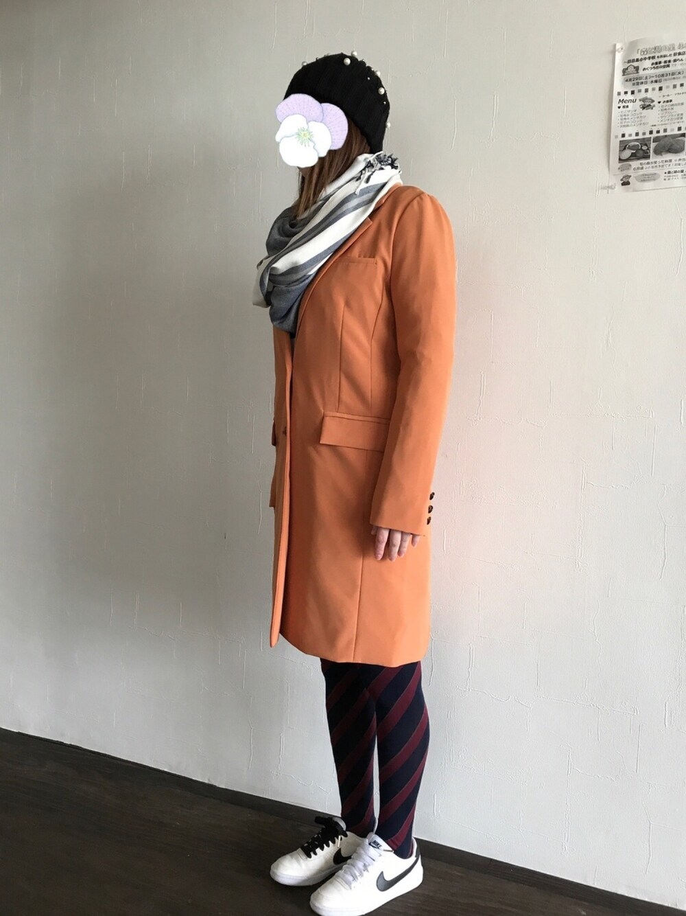 「アラフォー、チェスターコート、スニーカー、ナイキスニーカー、ストール、エゴイスト(EGOIST)、アースミュージック＆エコロジー、ニット帽、タイツ、ドラフトナイキ、ナイキ」｜「EGOISTのチェスターシングルジャケット（チェスターコート、ベージュ系）」を使った、ちゃーまぁさん（レディース・162cm）の春コーディネートの1枚目の写真