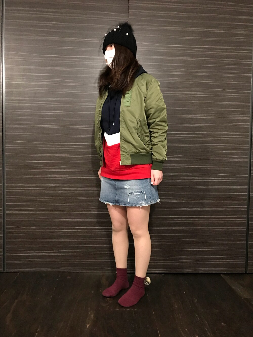 「アラフォー、ニット帽、H&M、デニムスカート、靴下ぽんぽん付き、パーカー」｜「Revo.のアイテム（ブルゾン、グリーン系）」を使った、ちゃーまぁさん（レディース・162cm）の冬コーディネートの1枚目の写真