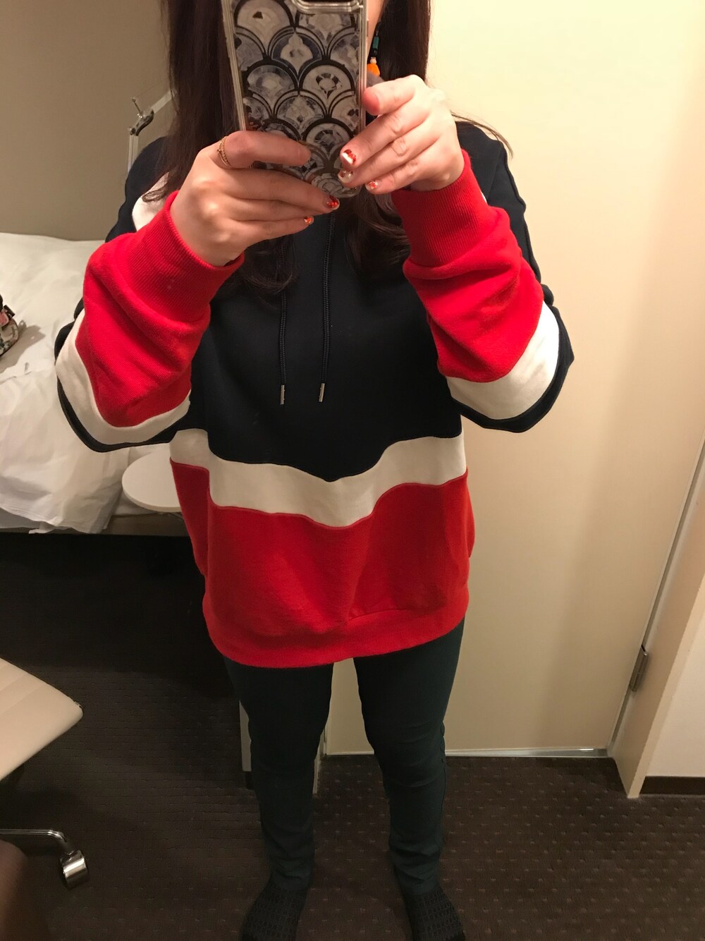 「アラフォー、H&M、イーザッカマニアストアーズ、casetify 、札幌、トリコロールカラー、深緑」｜「H&Mのアイテム（パーカー、ブルー系）」を使った、ちゃーまぁさん（レディース・162cm）の冬コーディネートの1枚目の写真