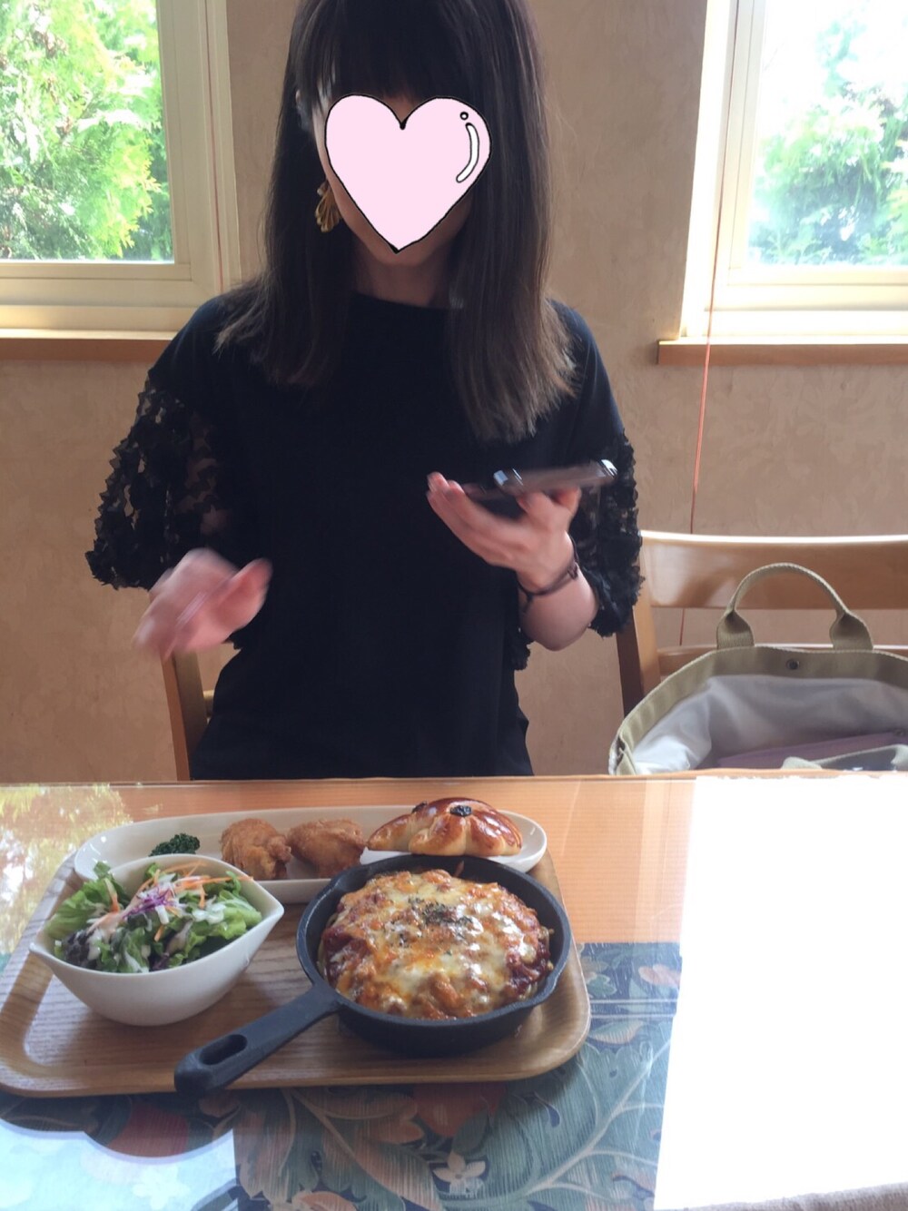 「TODAYFUL、todayful emily's denim、袖シースルー、アラフォー、デニム、黒トップス」｜「PICCINの半袖カットソー（Tシャツ/カットソー、ブラック系）」を使った、ちゃーまぁさん（レディース・162cm）の春コーディネートの1枚目の写真
