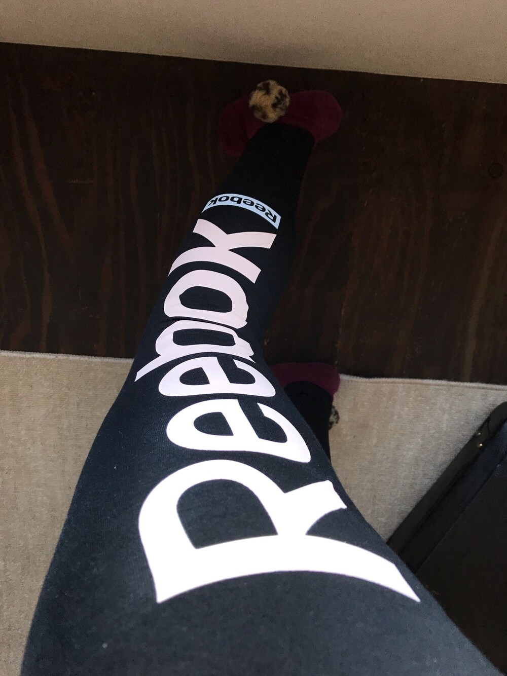 「リーボック(Reebok)、スポーツレギンス、ワークアウト、アラフォー、スポーツミックス」｜「Reebokのロゴ タイツ [Linear Logo Tight Ctn] リーボック（レギンス/スパッツ、ブラック系）」を使った、ちゃーまぁさん（レディース・162cm）の春コーディネートの1枚目の写真