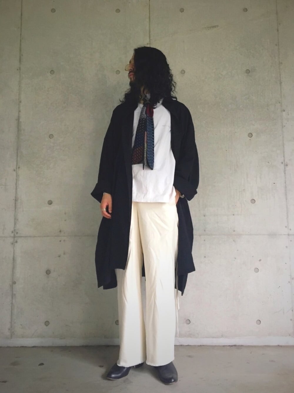 「ロン毛、gardenosaka、whowhat」｜「WhoWhatのアイテム（シャツ/ブラウス、ブラック系）」を使った、づまさん（メンズ・175cm）の春コーディネートの1枚目の写真