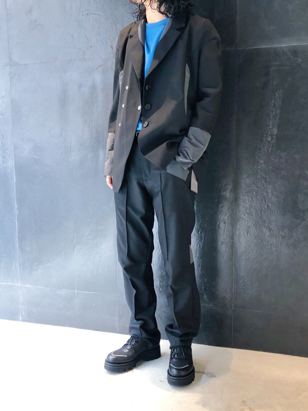 「ロン毛、gardenosaka、kiko kostadinov、kikokostadinov」｜「KIKO KOSTADINOVのアイテム（テーラードジャケット、ブラック系）」を使った、づまさん（メンズ・175cm）の夏コーディネートの1枚目の写真