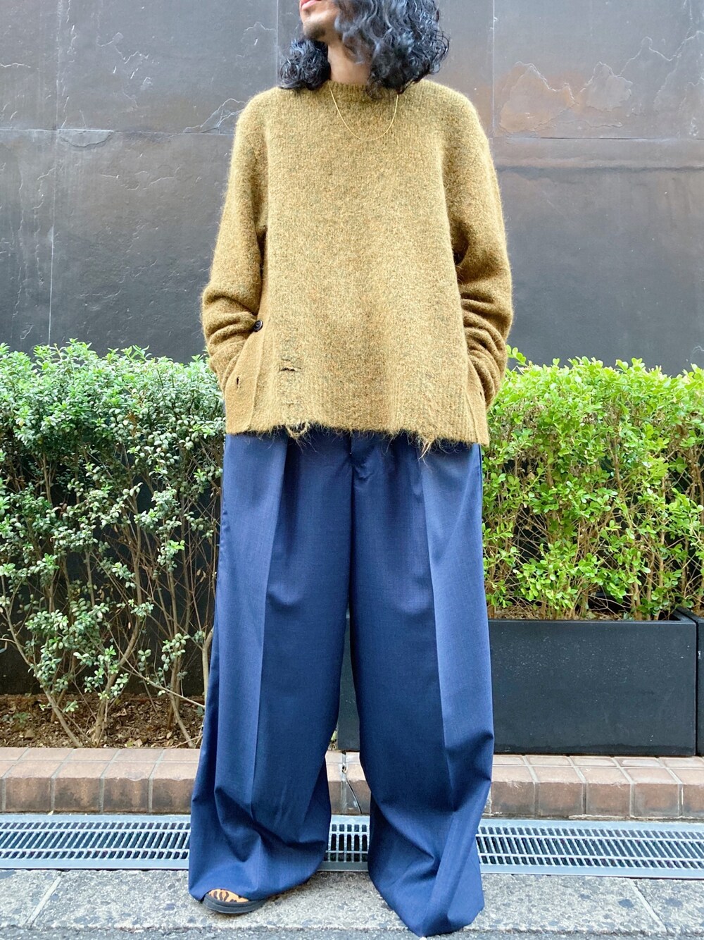 「ビッグシルエット、ニット、大人コーデ、今日のコーデ、カジュアル、シンプルコーデ、gardenosaka、Garden」｜「ANDERSSON BELLのアイテム（トップス、ゴールド系）」を使った、づまさん（メンズ・175cm）の夏コーディネートの1枚目の写真