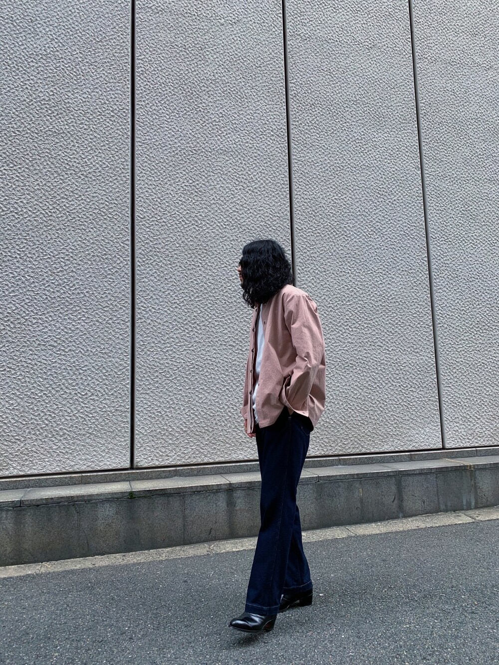 「gardenosaka、Garden、今日のコーデ、MAN-TLE、saby、カジュアルコーデ」｜「MAN-TLEのMAN-TLE/マントル/REGULAR SHIRT/レギュラーシャツ（シャツ/ブラウス、ピンク系）」を使った、づまさん（メンズ・175cm）の秋コーディネートの1枚目の写真