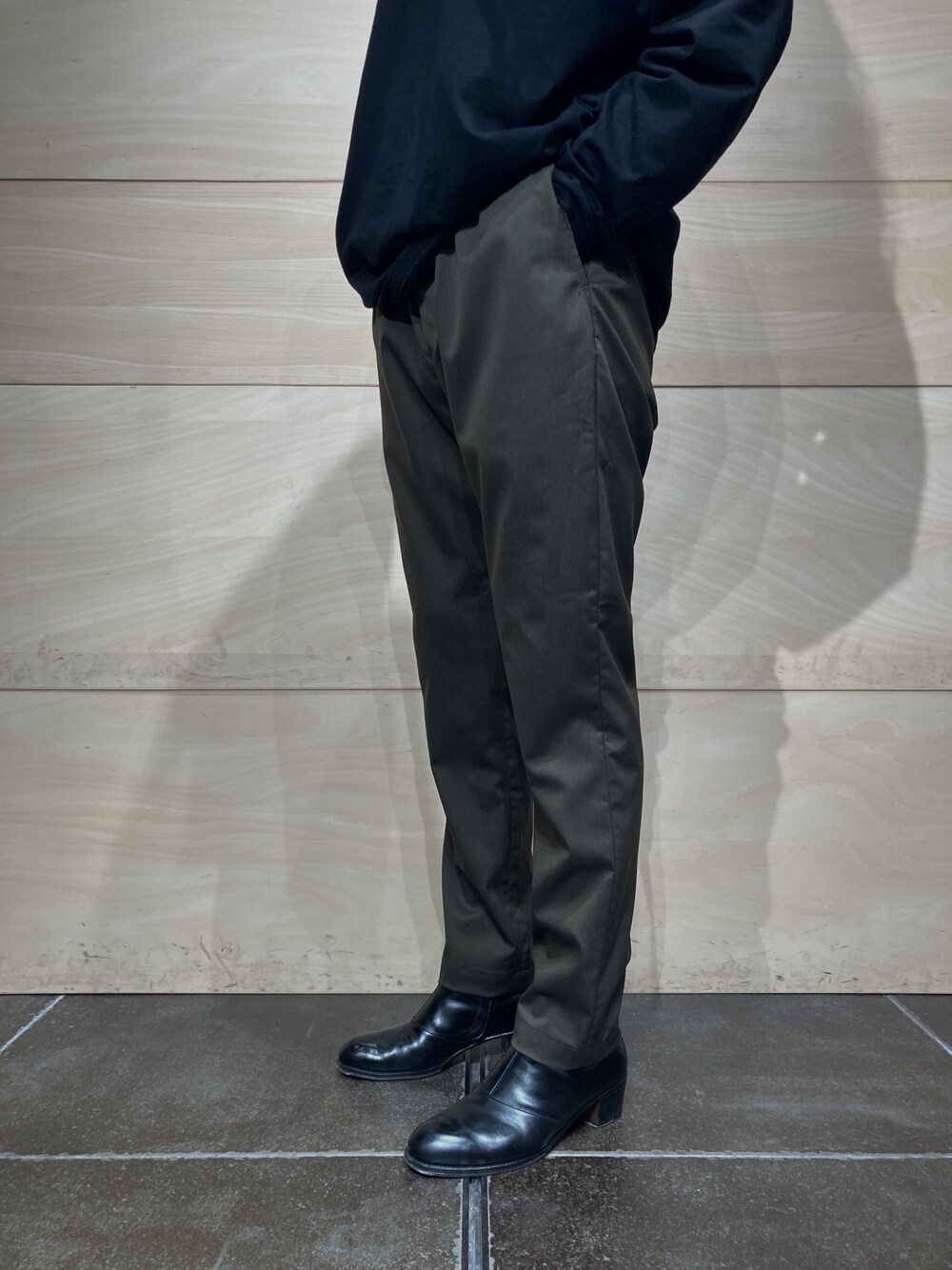 ブラウン系のパンツを着用したメンズの秋コーディネートの1枚目の写真