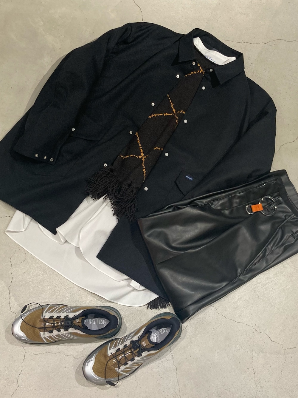 「gardenosaka、Garden、SHINYAKOZUKA、ANITYA、Sanslimite、saby、iTTi、SALOMON」｜「SHINYAKOZUKAのSHINYA KOZUKA/シンヤ コヅカ/SHINYA KOZUKA x Wrangler（カバーオール、ブラック系）」を使った、づまさん（メンズ・175cm）の冬コーディネートの1枚目の写真