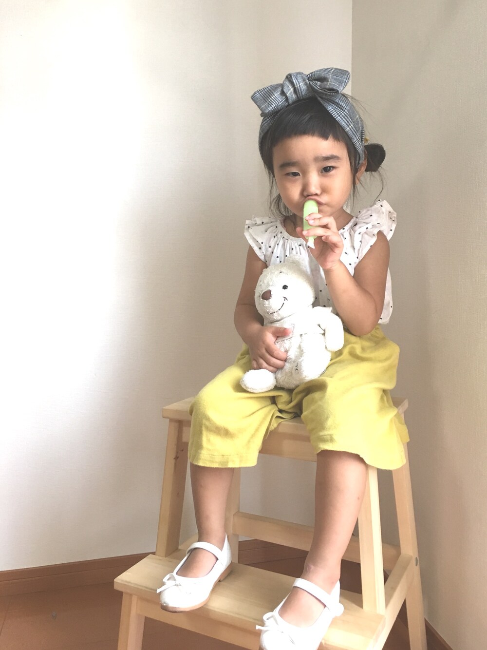 イエロー系のその他パンツ、ホワイト系のシャツ/ブラウス、ホワイト系のファッション雑貨を着用したキッズの秋コーディネートの1枚目の写真