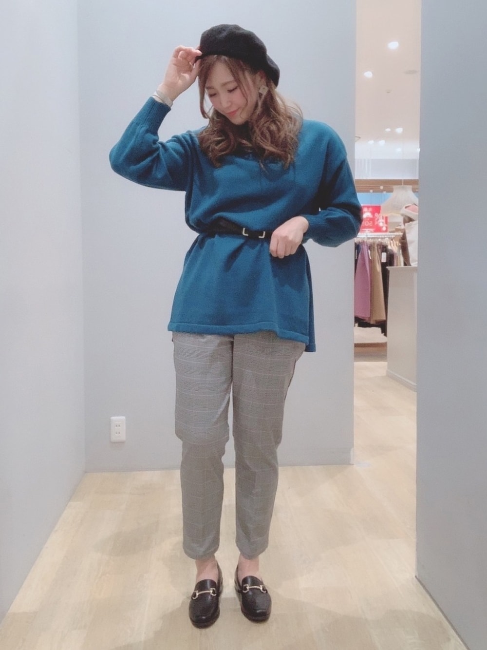 「パンツスタイル、春コーデ、グレンチェック、テーパードパンツ、ボトルネック、きれいめコーディネート、大人カジュアル、おしゃれさんと繋がりたい、earth music&ecology、アースミュージック＆エコロジー」｜「earth music&ecologyのイロイロバスクベレー ＊（ハンチング/ベレー帽、ブラック系）」を使った、Kayaさん（レディース・165cm）の冬コーディネートの1枚目の写真
