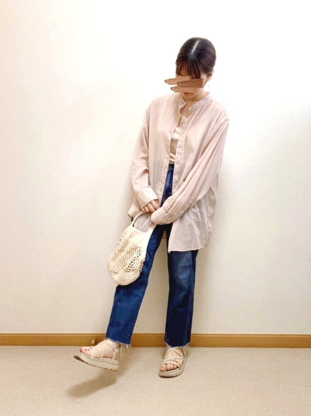 ピンク系のシャツ/ブラウス、ホワイト系のキャミソール、ブルー系のデニムパンツを着用したレディースの夏コーディネートの1枚目の写真