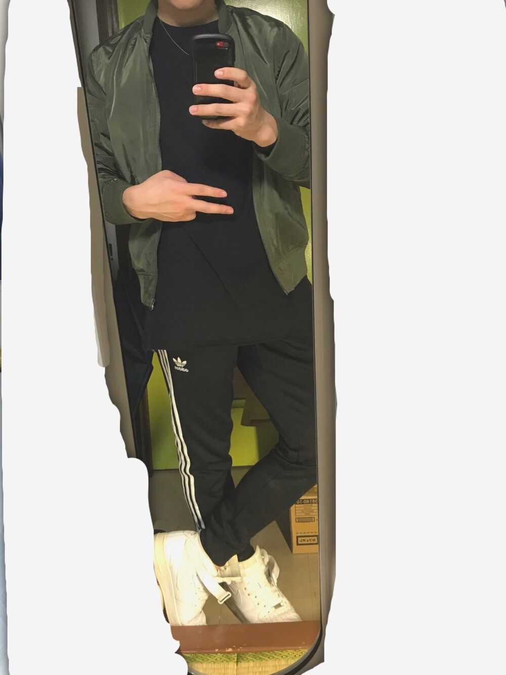 ブラック系のTシャツ/カットソー、ブラック系のその他パンツ、ホワイト系のスニーカーを着用したメンズの秋コーディネートの1枚目の写真