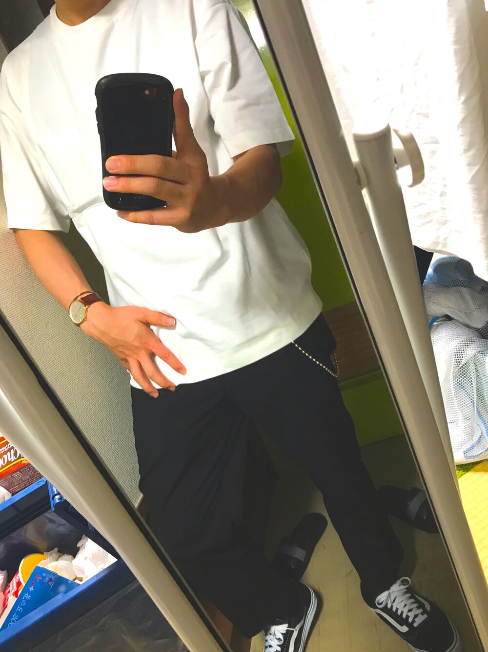 ホワイト系のTシャツ/カットソー、ブラック系のその他パンツ、ブラック系のスニーカーを着用したメンズの夏コーディネートの1枚目の写真