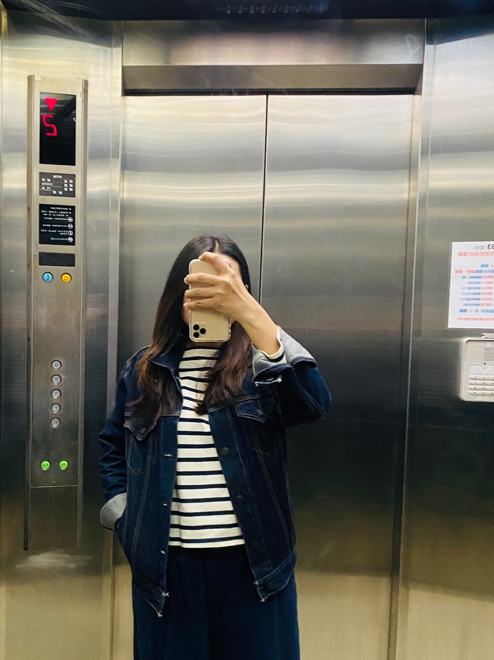 「Levis、UNIQLO」｜「Levi'sのデニムトラッカージャケット CLEAN DARK AUTHENTIC（デニムジャケット、ブルー系）」を使った、biancoさん（レディース・155cm）の冬コーディネートの1枚目の写真
