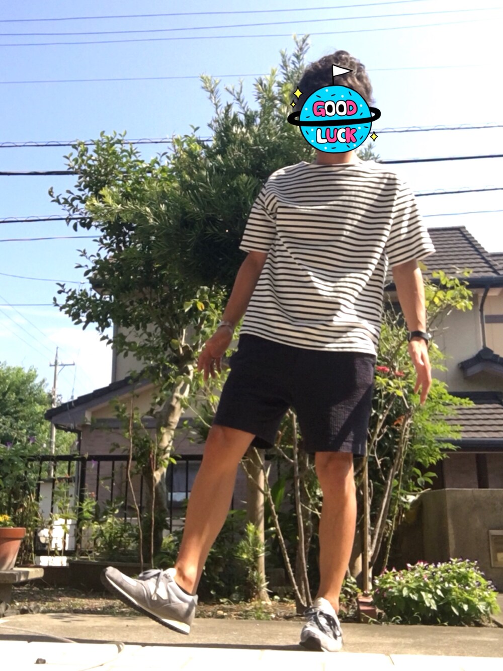 ホワイト系のTシャツ/カットソー、ブルー系のスニーカー、ブルー系のその他パンツを着用したメンズの夏コーディネートの1枚目の写真