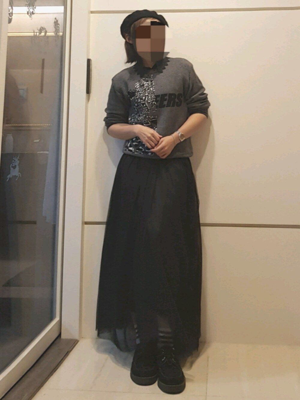 「春節、時尚、假領子、貝蕾帽、紗裙、厚底鞋、潮流」｜「Meiling Shopのアイテム（スカート、ブラック系）」を使った、釹鉮さん（レディース・168cm）の冬コーディネートの1枚目の写真