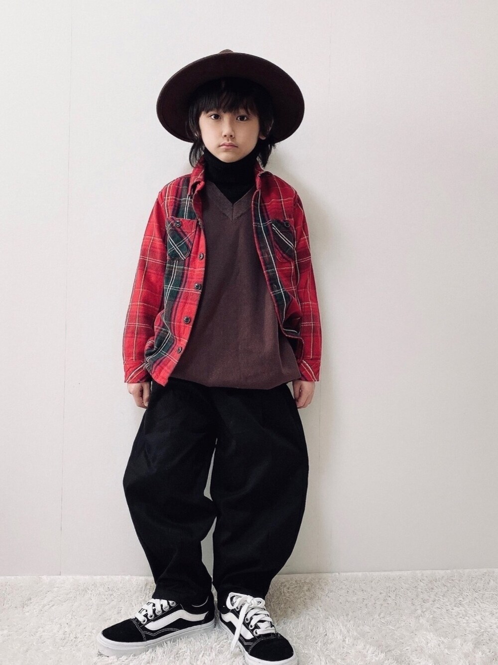 「チョコ色に染まれ、VANS、男の子、ハット、ベスト、カジュアルコーデ、ゆるコーデ」｜「BREEZEのタートルニット（ニット/セーター、ブラック系）」を使った、Hayatoさん（キッズ・123cm）の冬コーディネートの1枚目の写真