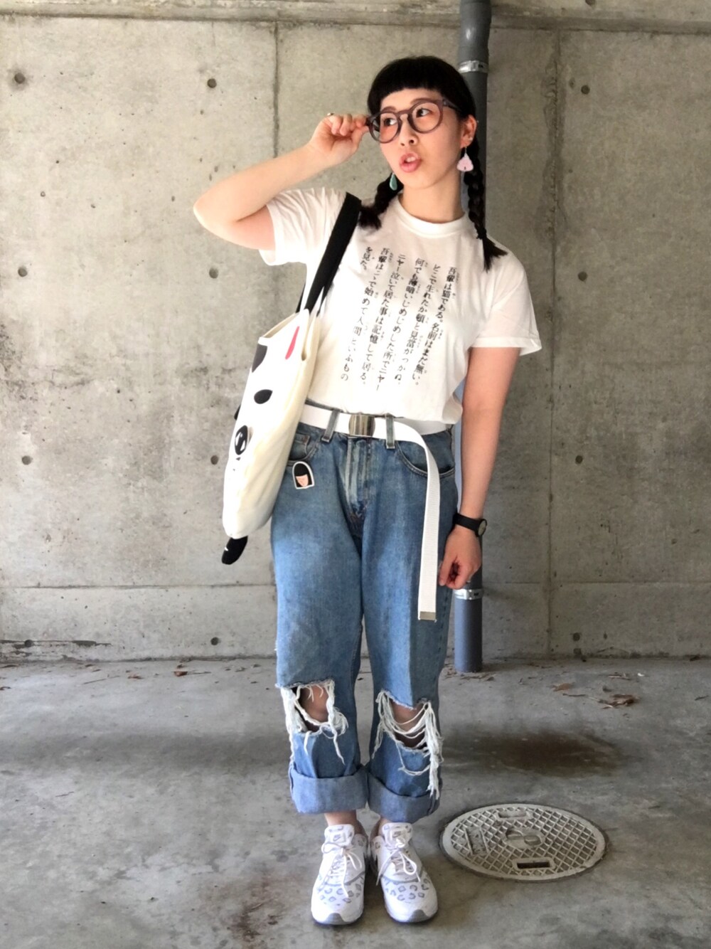 ホワイト系のTシャツ/カットソー、ホワイト系のトートバッグ、ピンク系のピアス(両耳用)を着用したレディースの春コーディネートの1枚目の写真