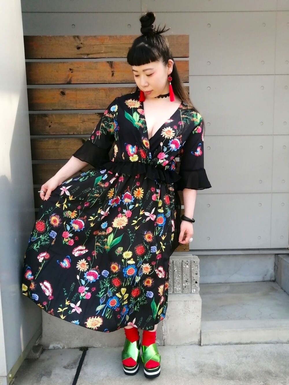 グリーン系のサンダル、イエロー系のその他、ピンク系のその他を着用したレディースの春コーディネートの1枚目の写真