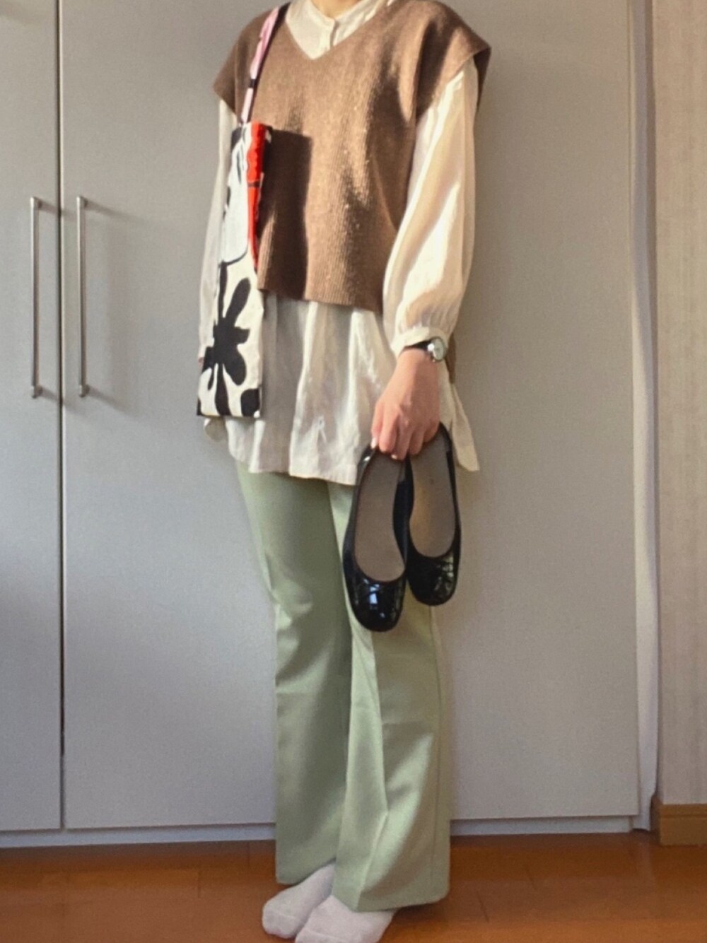 「春コーデ、スラックス、ベスト、レイヤードスタイル、おしゃれさんと繋がりたい」｜「SENSE OF PLACE by URBAN RESEARCHのサイドレースアップニットベスト（ベスト、ブラウン系）」を使った、みくつんさん（レディース・161cm）の春コーディネートの1枚目の写真