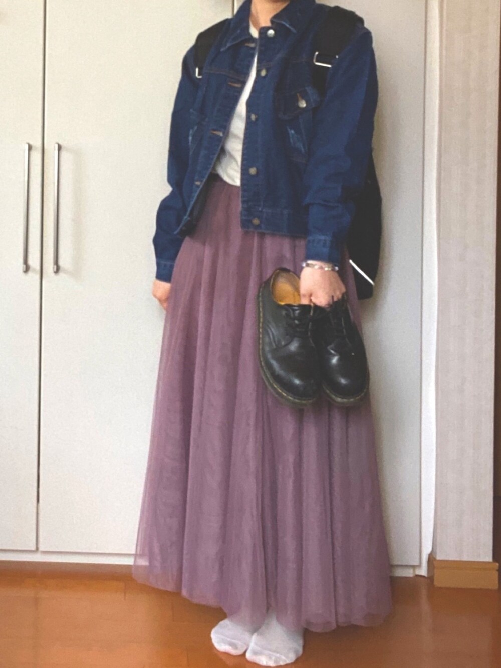 「春コーデ、デニムジャケット、ジージャン、チュールスカート、黒リュック、おしゃれさんと繋がりたい」｜「ＡＮＤＪのビッグシルエットショート丈Gジャン（デニムジャケット、ブルー系）」を使った、みくつんさん（レディース・161cm）の春コーディネートの1枚目の写真
