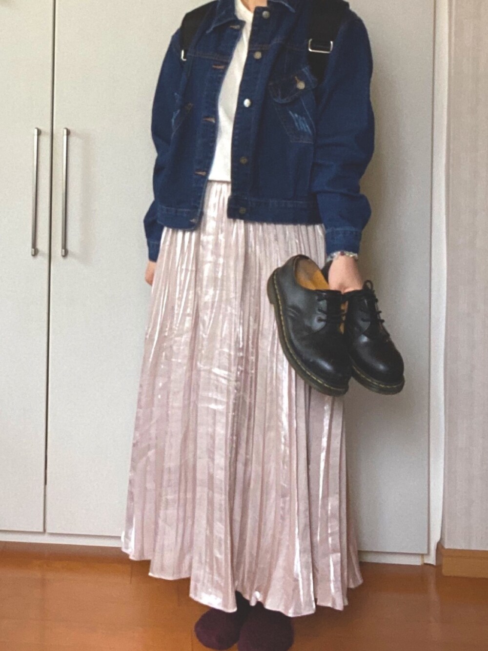「春コーデ、デニムジャケット、プリーツスカート、マーチン、黒リュック、おしゃれさんと繋がりたい」｜「BAYFLOWのサテンプリーツスカート（スカート、ベージュ系）」を使った、みくつんさん（レディース・161cm）の春コーディネートの1枚目の写真