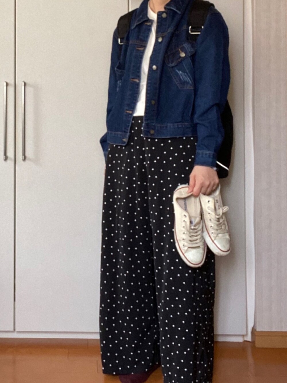 「春コーデ、ドット、ジーンズジャケット、スニーカー、黒リュック、おしゃれさんと繋がりたい」｜「CONVERSEのCONVERSE ALL STAR OX (WHT)（スニーカー、ホワイト系）」を使った、みくつんさん（レディース・161cm）の春コーディネートの1枚目の写真