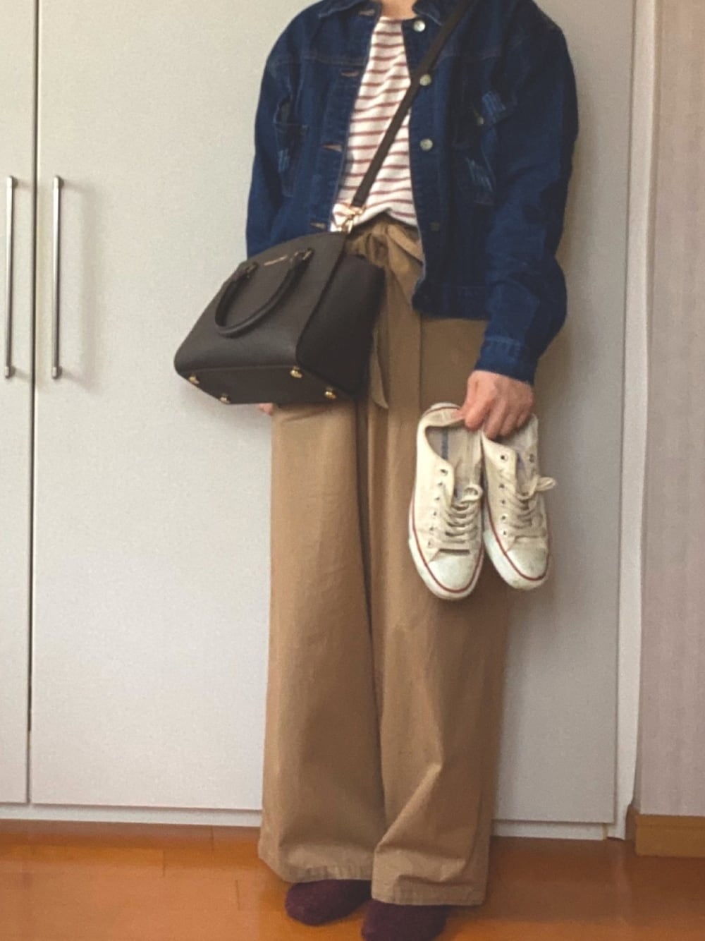 ピンク系のTシャツ/カットソー、ブルー系のデニムジャケット、ホワイト系のスニーカーを着用したレディースの春コーディネートの1枚目の写真