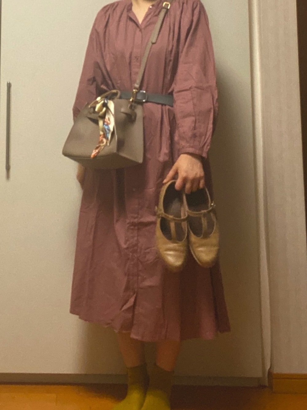 「休日スタイル、春コーデ、ワンピース、ピンク、おしゃれさんと繋がりたい」｜「NAOTのアイテム（シューズ、ベージュ系）」を使った、みくつんさん（レディース・161cm）の春コーディネートの1枚目の写真