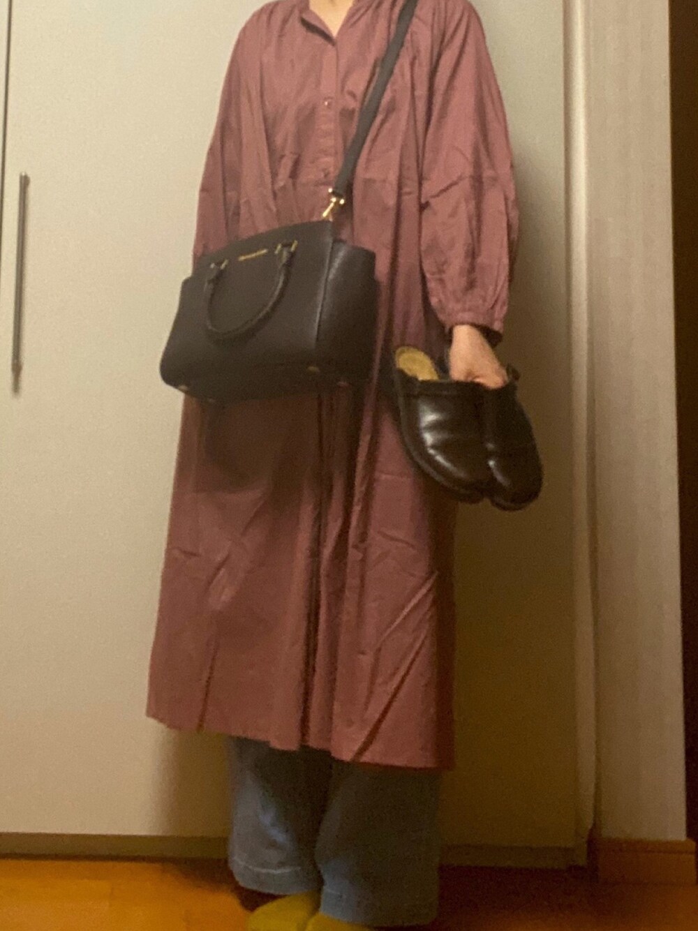 「春コーデ、春夏コーデ、ビッグシルエット、ワンピース、ピンク、ジーンズ、おしゃれさんと繋がりたい」｜「URBAN RESEARCH Sonny Labelのギャザーシャツワンピース（シャツワンピース、ピンク系）」を使った、みくつんさん（レディース・161cm）の春コーディネートの1枚目の写真
