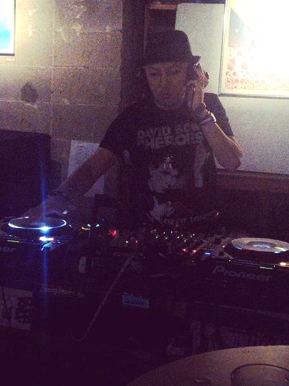 ブラック系のTシャツ/カットソーを着用したメンズの冬コーディネートの1枚目の写真