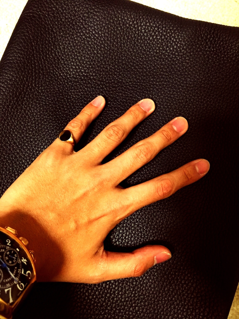 ゴールド系のリングを着用したメンズの春コーディネートの1枚目の写真