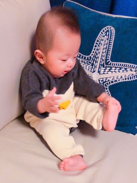 「babyGAP（babyGAP）のアイテム（ロンパース、ホワイト系）」を使った、ちーたんさん（キッズ・50cm）の冬コーディネート