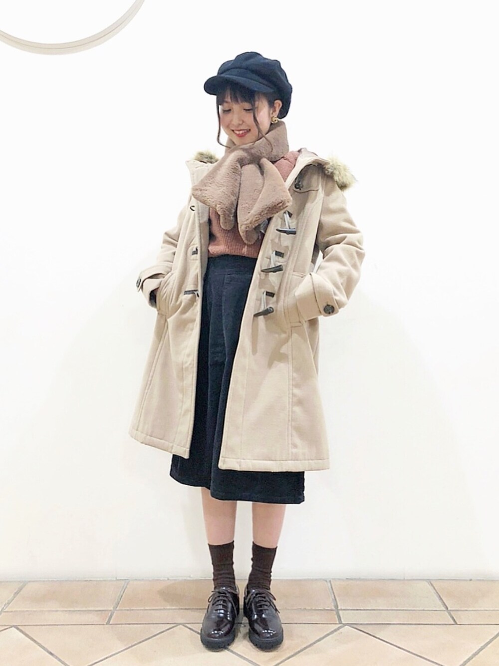 「earth music&ecology、ダッフルコート、ロングコート、ベージュ、コーデュロイスカート、マリンキャップ、ファー小物、ティペット、ローファー、学生風」｜「earth music&ecologyの・エコファーティペット（ストール/ショール、ブラウン系）」を使った、なかのんさん（レディース・150cm）の冬コーディネートの1枚目の写真