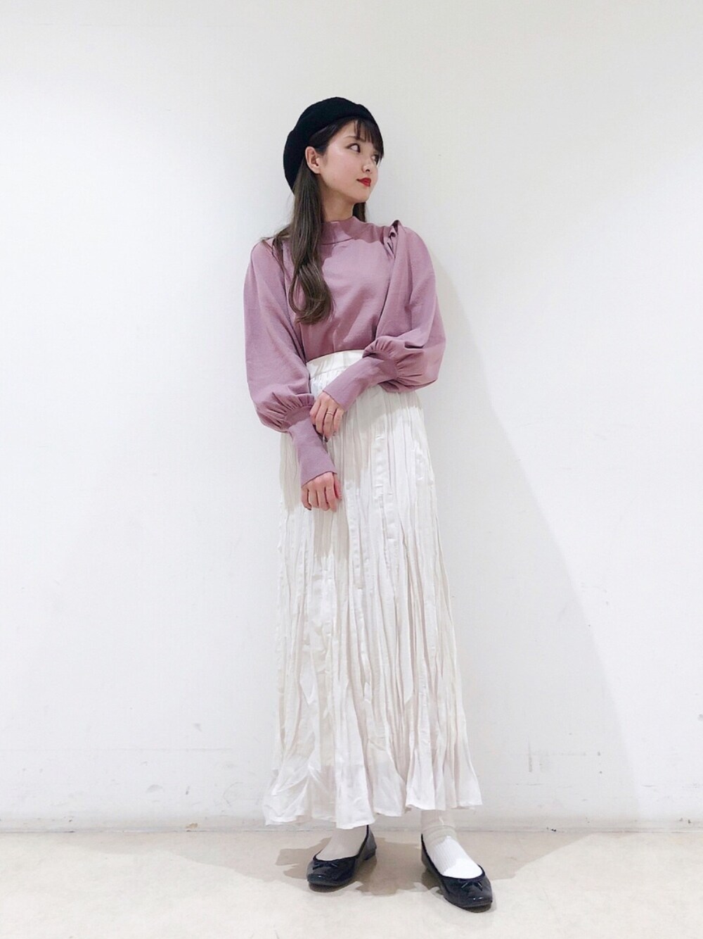 「earth music&ecology、ガーリーコーデ、ガーリー、プチプラコーデ、ワッシャースカート、ワッシャー、ベレー帽、バレエシューズ、秋のコーデ、おしゃれさんと繋がりたい」｜「earth music&ecologyのサテンワッシャースカート　＊＊（スカート、ホワイト系）」を使った、なかのんさん（レディース・150cm）の秋コーディネートの1枚目の写真