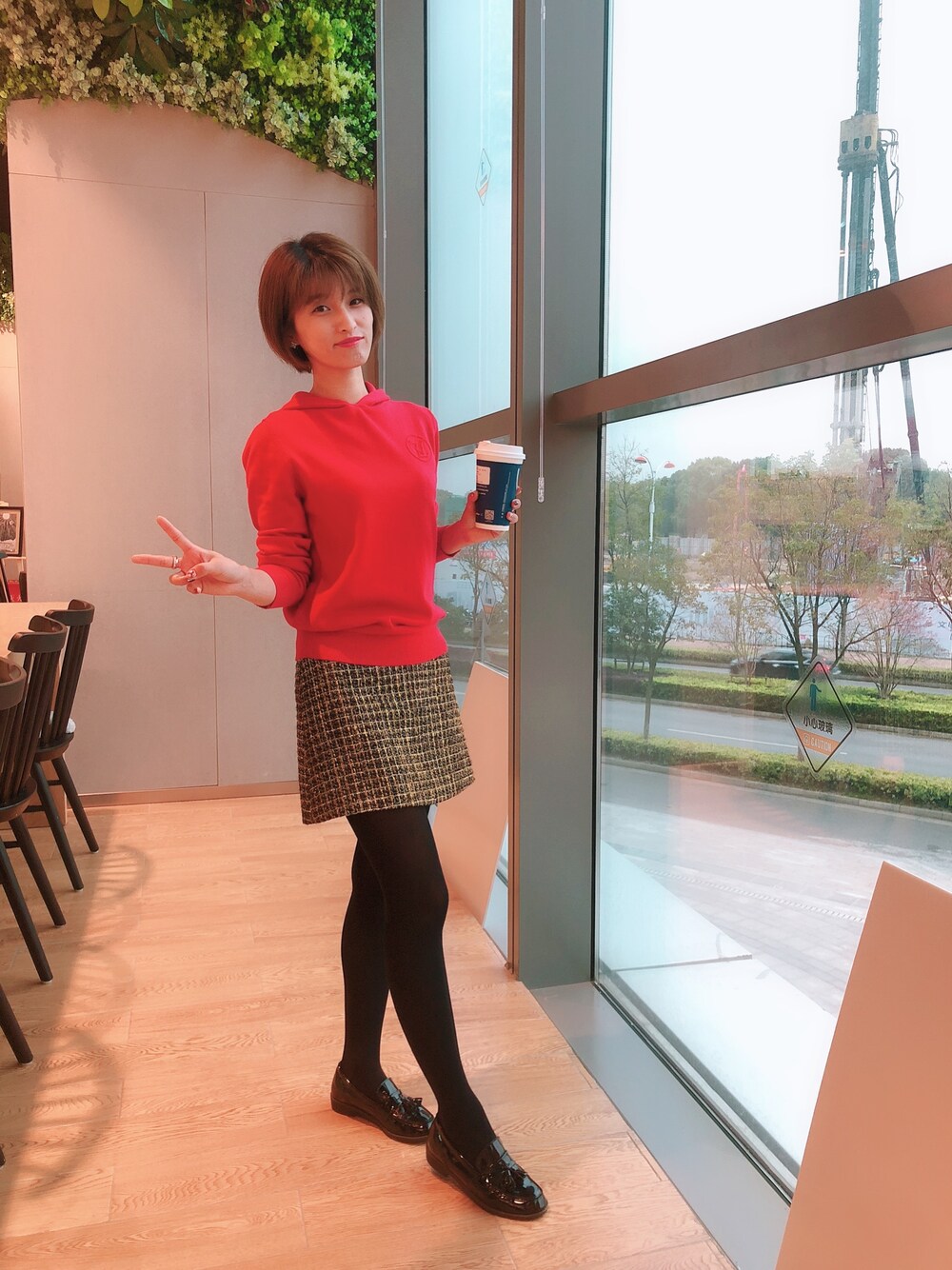 「丰隆汇」｜「LOUIS VUITTONのアイテム（ニット/セーター、レッド系）」を使った、sunmengsi1さん（レディース・162cm）の秋コーディネートの1枚目の写真