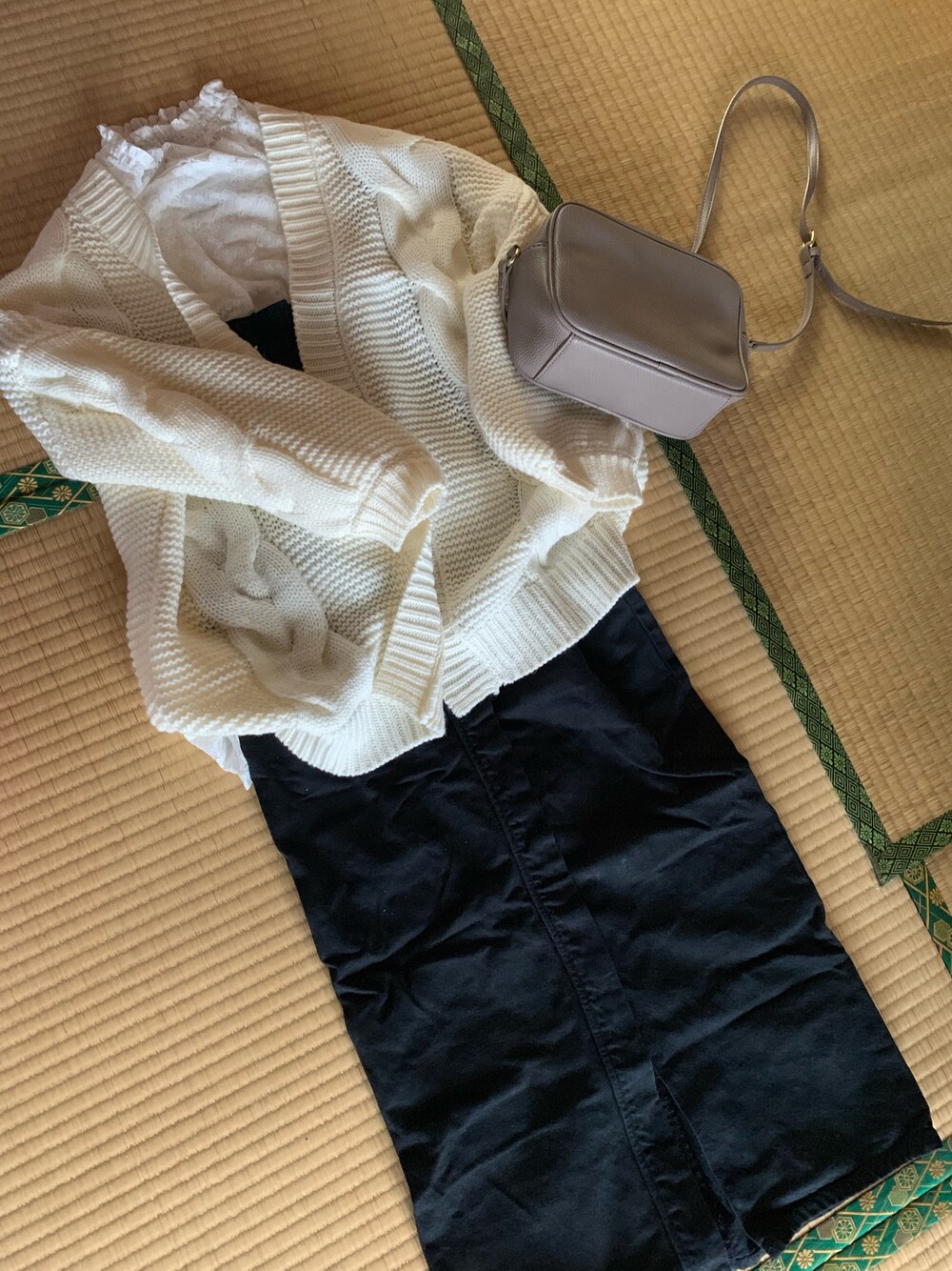 「休日スタイル、レース、ワンピース×スニーカー、モノトーン、コンバース、ざっくりカーデ、大人カジュアル、おしゃれさんと繋がりたい」｜「LOWRYS FARMのＣＯＮＥビスチェワンピース　779390 （ワンピース、ブラック系）」を使った、ERIKAさん（レディース・160cm）の春コーディネートの1枚目の写真