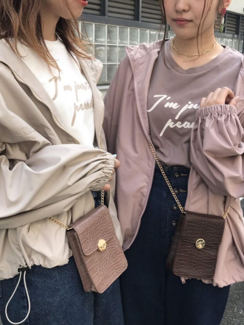 「OLIVE des OLIVE、オリーブ デ オリーブ(OLIVE des OLIVE)、マウンテンパーカー、Tシャツ、ショルダーバッグ、デニム、ピンク、ベージュ、双子コーデ、カジュアル」｜「OLIVE des OLIVEのマウンテンパーカー（マウンテンパーカー、ピンク系）」を使った、OLIVEdesOLIVEさん（レディース・165cm）の夏コーディネートの1枚目の写真