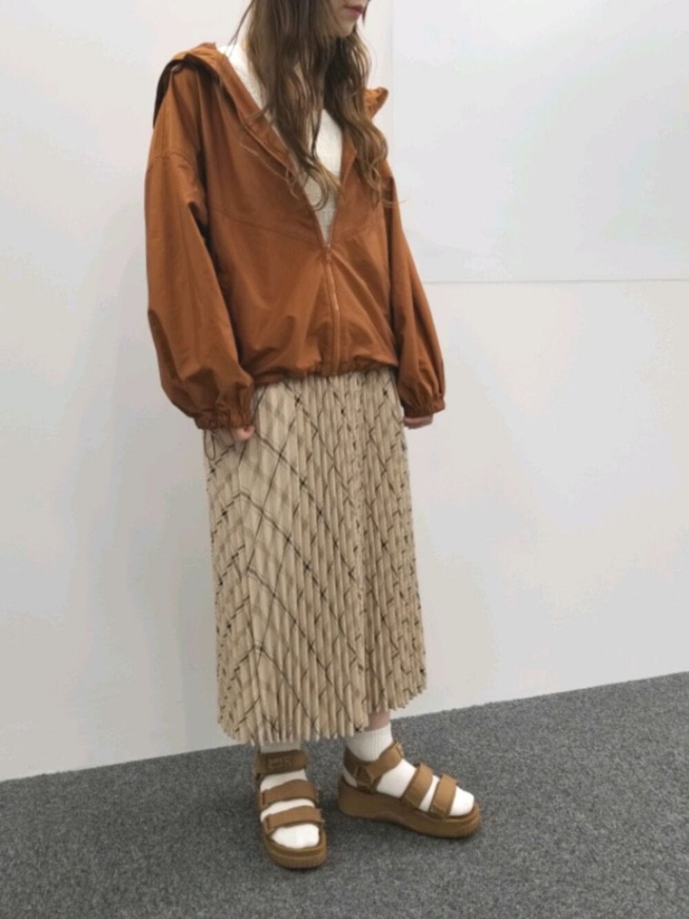 「オリーブ デ オリーブ(OLIVE des OLIVE)、OLIVE des OLIVE、チェック柄、プリーツスカート、マウンテンパーカー、ブラウン、ワントーンコーデ、大人カジュアル、レトロ、ロングスカート」｜「OLIVE des OLIVEのマウンテンパーカー（マウンテンパーカー、ブラウン系）」を使った、OLIVEdesOLIVEさん（レディース・165cm）の夏コーディネートの1枚目の写真