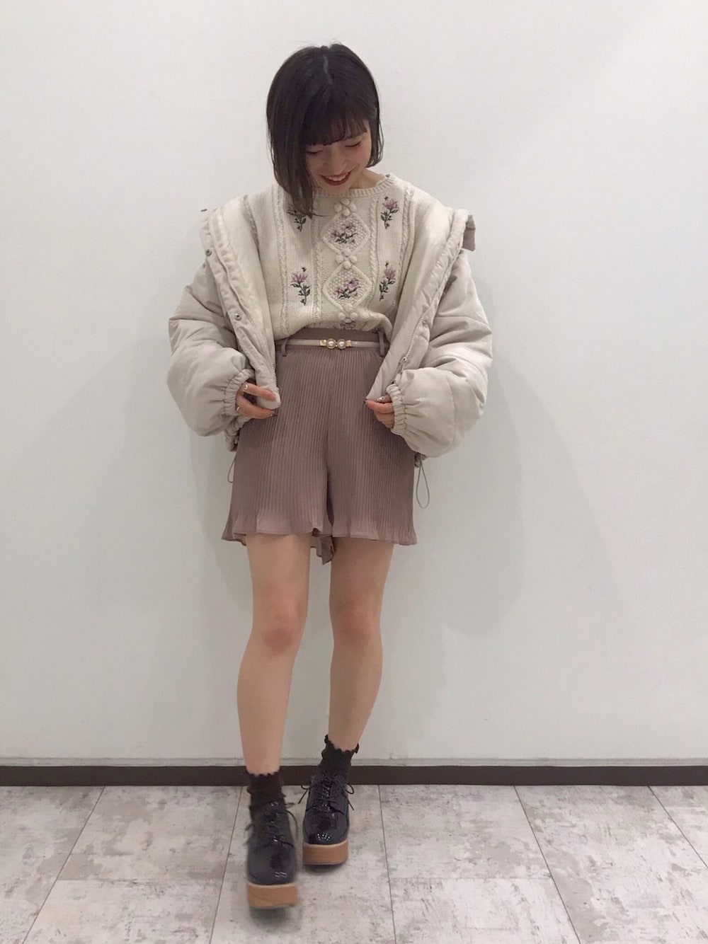 「オリーブ デ オリーブ(OLIVE des OLIVE)、OLIVE des OLIVE、アウター、ブルゾン、ニット、ケーブルニット、刺繍、ショートパンツ、ガーリー、冬コーデ」｜「OLIVE des OLIVEのナカワタブルゾン（ダウンジャケット/コート、ホワイト系）」を使った、OLIVEdesOLIVEさん（レディース・165cm）の秋コーディネートの1枚目の写真