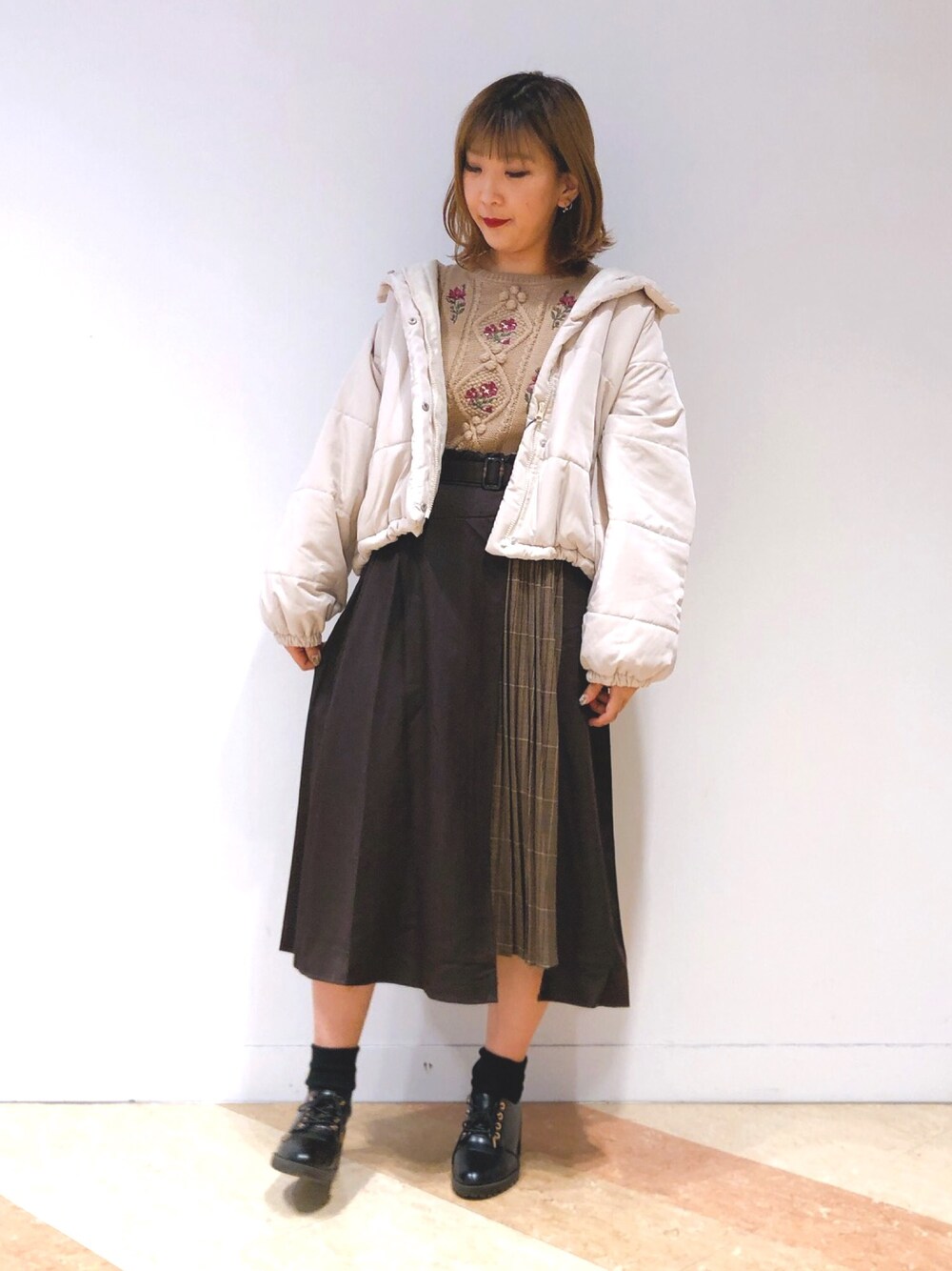 「オリーブ デ オリーブ(OLIVE des OLIVE)、OLIVE des OLIVE、ロングスカート、チェック、アウター、ブルゾン、刺繍、ニット、冬コーデ、オトナ女子」｜「OLIVE des OLIVEのプリーツラップ風フレアスカート（スカート、ブラウン系）」を使った、OLIVEdesOLIVEさん（レディース・165cm）の秋コーディネートの1枚目の写真