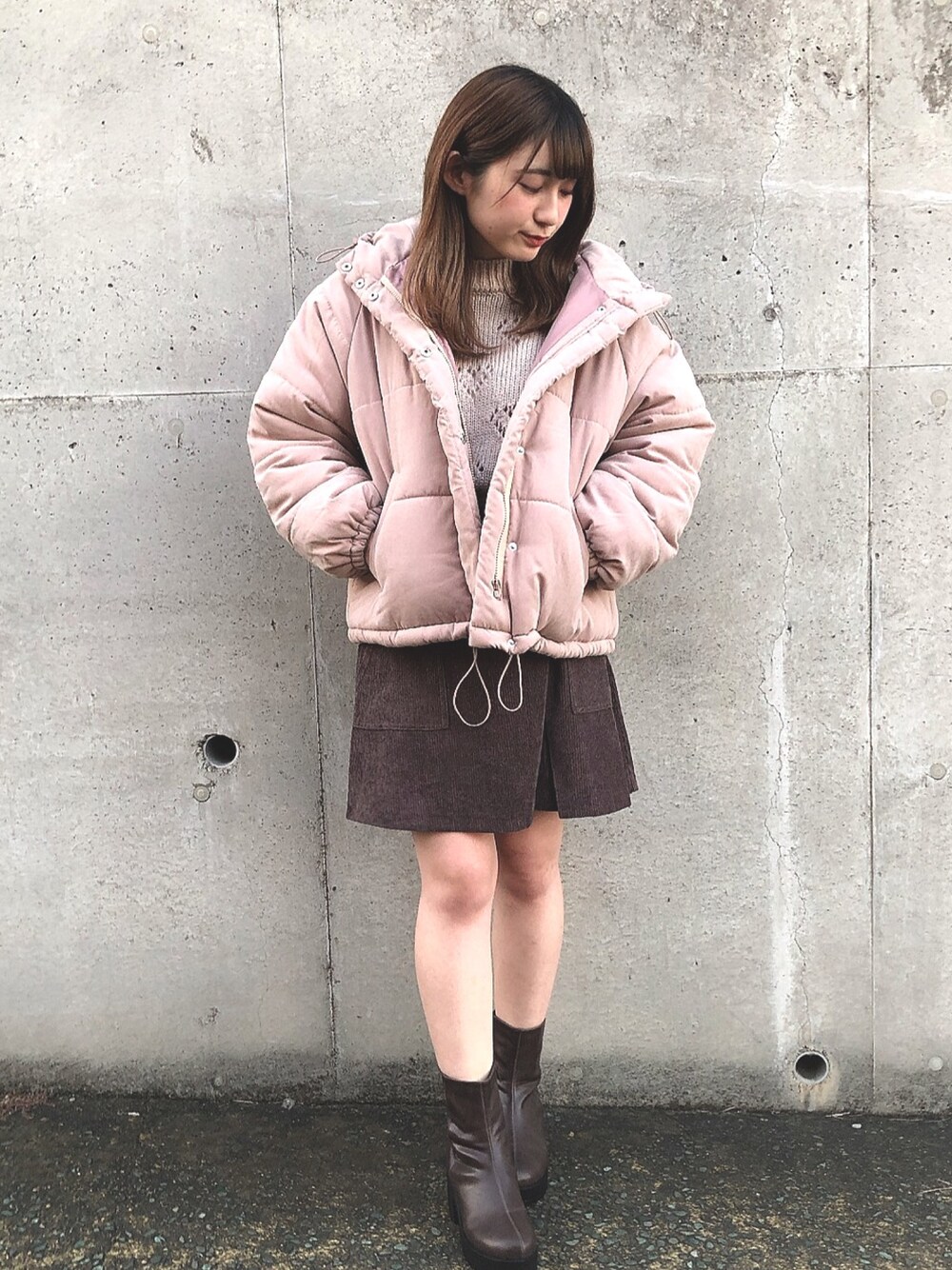 「ナカワタジャケット、ブルゾン、アウター、ピンク、スカート、コーデュロイ、冬コーデ、大人ガーリー、ニット、ミニスカート」｜「OLIVE des OLIVEのマシュマロナカワタブルゾン（ブルゾン、ピンク系）」を使った、OLIVEdesOLIVEさん（レディース・165cm）の秋コーディネートの1枚目の写真