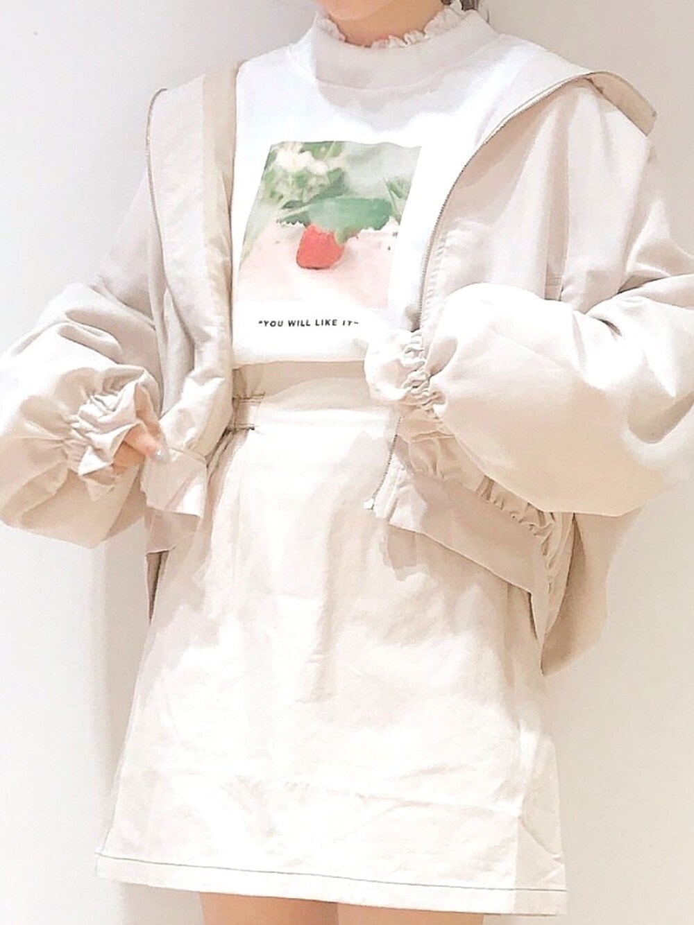 「オリーブ デ オリーブ(OLIVE des OLIVE)、OLIVE des OLIVE、春コーデ、プリントT、ロンT、スカート、ミニスカート、カジュアルコーデ、ブルゾン、春」｜「OLIVE des OLIVEのイチゴアソートロンT（Tシャツ/カットソー、ホワイト系）」を使った、OLIVEdesOLIVEさん（レディース・158cm）の冬コーディネートの1枚目の写真
