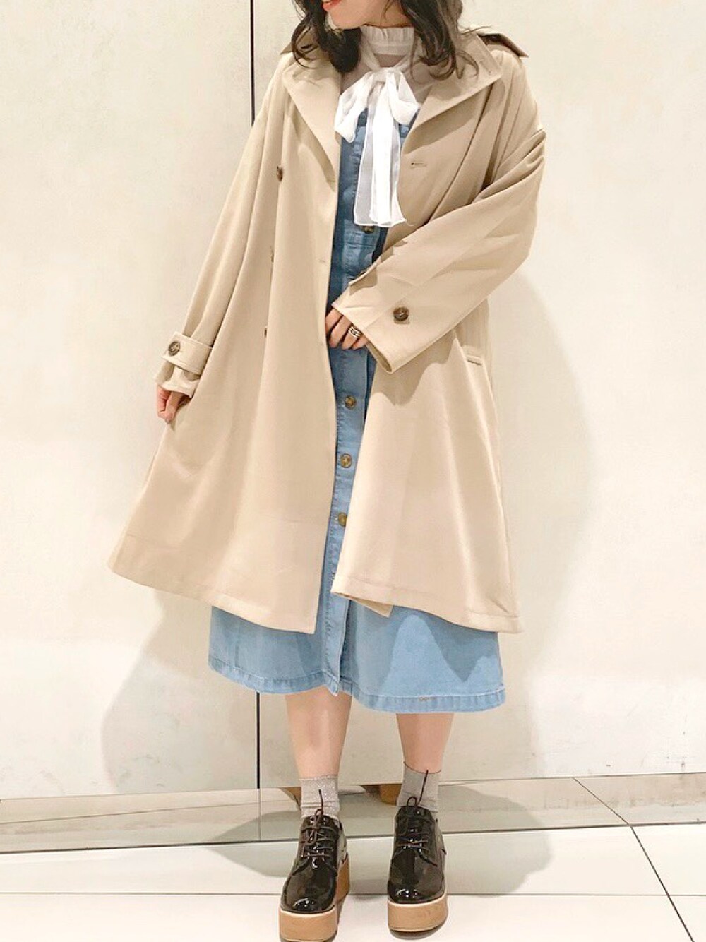 「オリーブ デ オリーブ(OLIVE des OLIVE)、OLIVE des OLIVE、トレンチコート、春コーデ、春、きれいめカジュアル、ベージュコーデ、デニム、ワンピース、オトナカジュアル」｜「OLIVE des OLIVEのゆるトレンチコート（トレンチコート、ベージュ系）」を使った、OLIVEdesOLIVEさん（レディース・158cm）の冬コーディネートの1枚目の写真