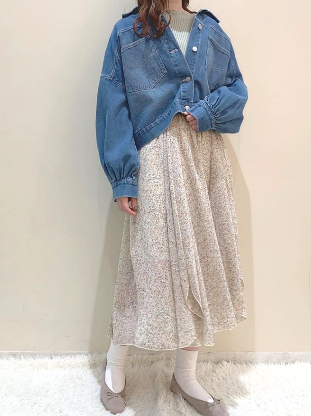 「オリーブ デ オリーブ(OLIVE des OLIVE)、OLIVE des OLIVE、Gジャン、カジュアルコーデ、春、春コーデ、スカート、花柄、デニムジャケット、デニム」｜「OLIVE des OLIVEのBIGポッケGジャン（デニムジャケット、ブルー系）」を使った、OLIVEdesOLIVEさん（レディース・158cm）の冬コーディネートの1枚目の写真