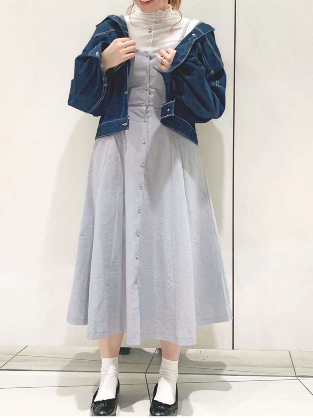 「Gジャン、ワンピース、春コーデ、きれいめカジュアル、オトナ女子、レイヤードスタイル、ジャケット、シンプル、オトナカジュアル、キレイめ」｜「OLIVE des OLIVEのフレアキャミジャンスカ（ワンピース、ブルー系）」を使った、OLIVEdesOLIVEさん（レディース・158cm）の春コーディネートの1枚目の写真