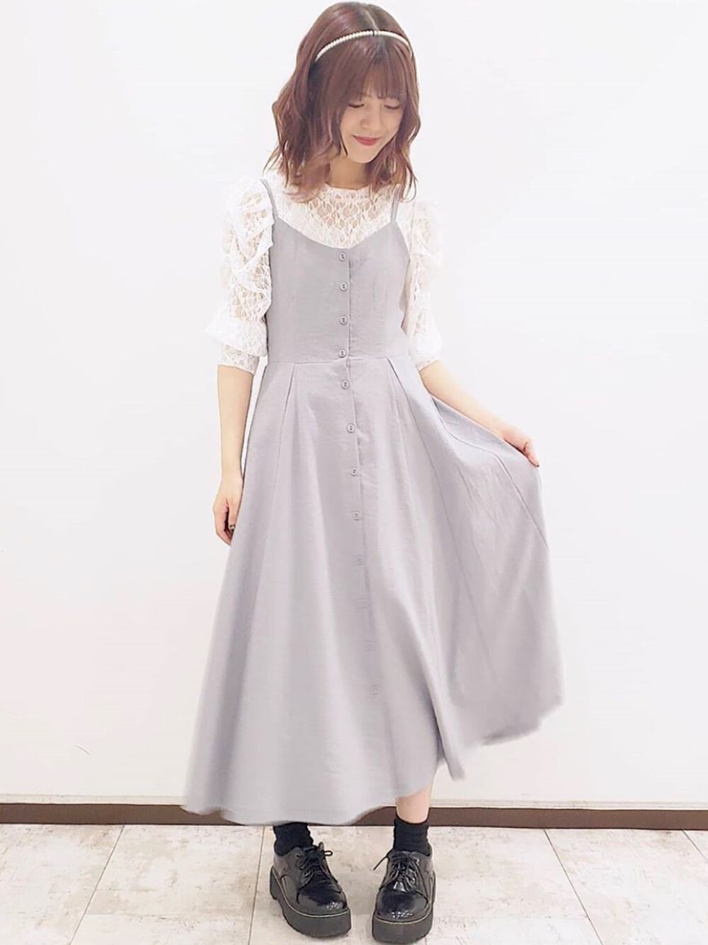 「ワンピース、春コーデ、レイヤードスタイル、きれいめカジュアル、レース、パワショル、オトナ女子、キレイめ、厚底シューズ、くすみカラー」｜「OLIVE des OLIVEのフレアキャミジャンスカ（ワンピース、ブルー系）」を使った、OLIVEdesOLIVEさん（レディース・158cm）の春コーディネートの1枚目の写真