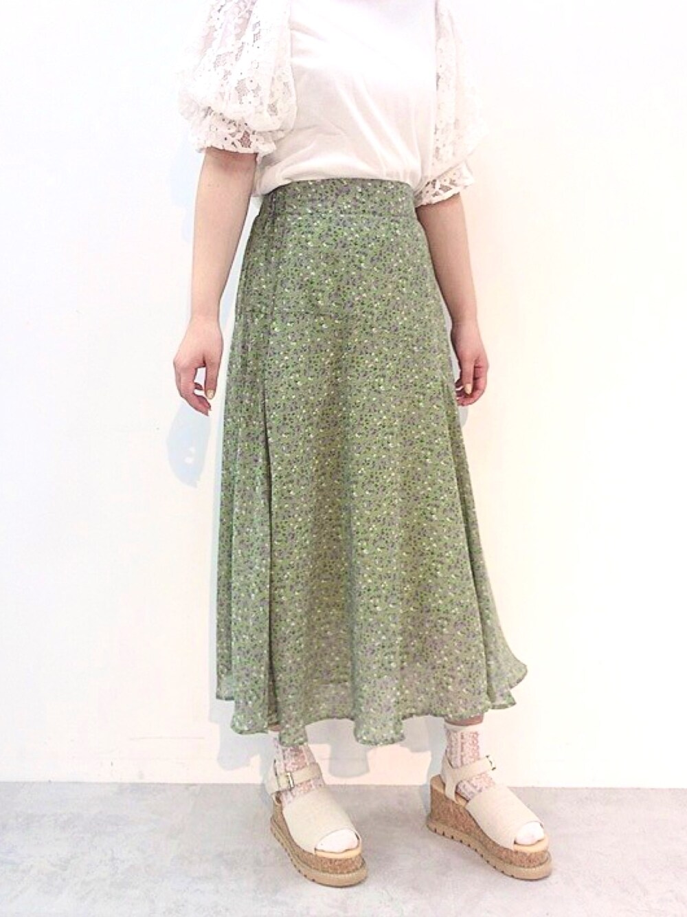 「スカート、花柄、レース、サンダル、オトナ女子、オトナカジュアル、夏コーデ、Tシャツ、ミントグリーン、カジュアルコーデ」｜「OLIVE des OLIVEのマーメイドスカート（スカート、グリーン系）」を使った、OLIVEdesOLIVEさん（レディース・158cm）の春コーディネートの1枚目の写真