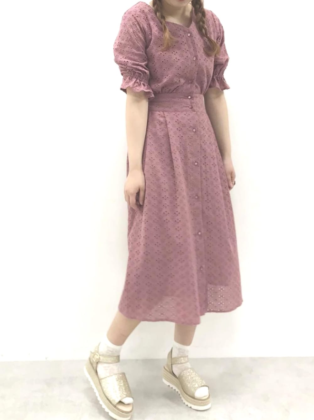 「ワンピース、レース、レースワンピース、夏コーデ、春夏コーデ、ラクチンコーデ、ロングワンピース、サンダル、ワンピーススタイル、オトナ女子」｜「OLIVE des OLIVEの【新色追加！WEB限定】刺しゅうレースＶネックワンピース（ワンピース、ピンク系）」を使った、OLIVEdesOLIVEさん（レディース・158cm）の春コーディネートの1枚目の写真
