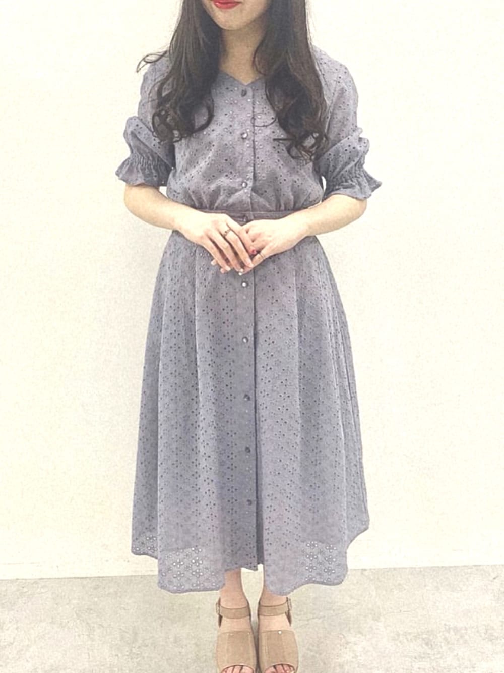 「ワンピース、ワンピーススタイル、春夏コーデ、夏コーデ、サンダル、ラクチンコーデ、ロングワンピース、オトナ女子、レース、ガーリー」｜「OLIVE des OLIVEの【新色追加！WEB限定】刺しゅうレースＶネックワンピース（ワンピース、ブルー系）」を使った、OLIVEdesOLIVEさん（レディース・158cm）の春コーディネートの1枚目の写真
